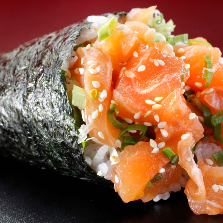 temaki fatto con alga nori